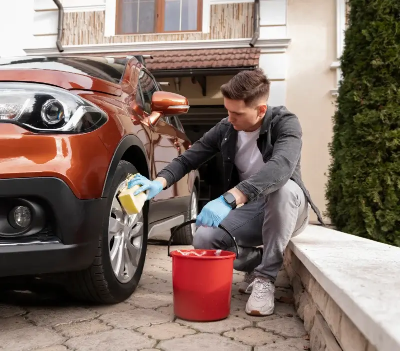 Lavage auto à domicile Saint-Pardoux-Morterolles : professionnel intervenant sur un véhicule